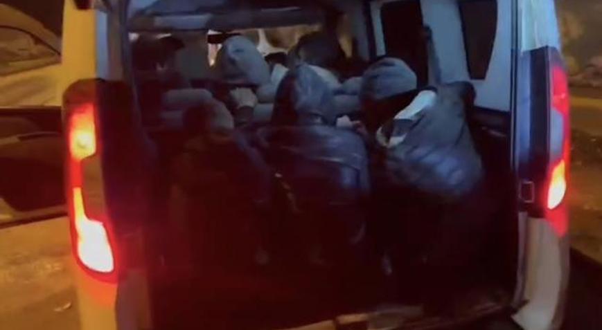 8 araçta yakalandılar Hatay’da kaçak göç operasyonu: 52 kişi yakalandı