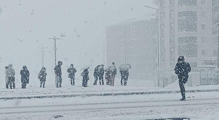Kentte lapa lapa kar şaşkınlığı 2 gündür yağıyor... 84 yerleşim yeri ulaşıma kapandı