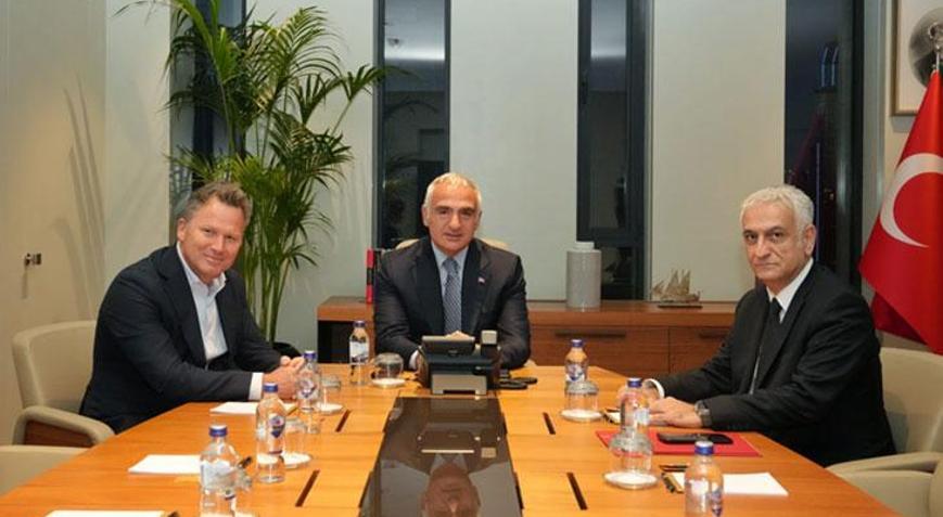 Bakan Ersoy, tur operatörleri ile görüştü