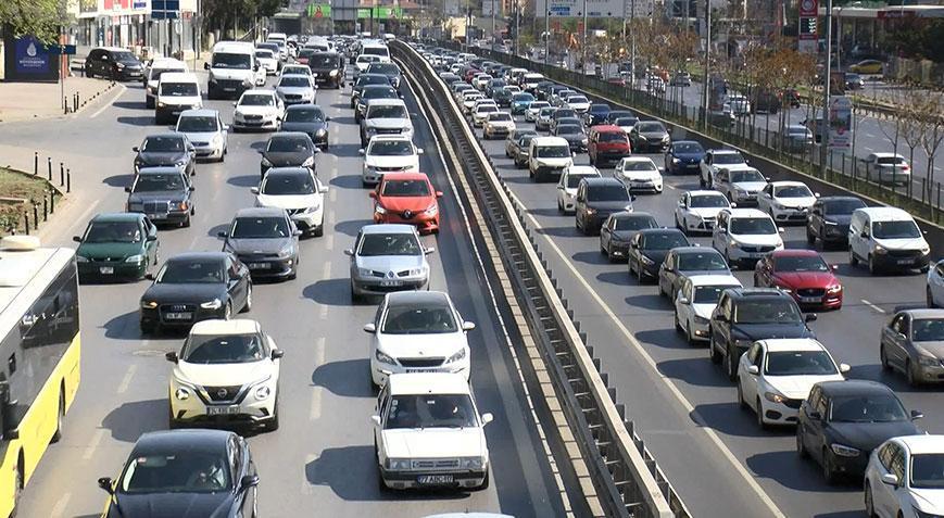 İstanbul yine haftaya trafikle başladı: Yoğunluk yüzde 72ye ulaştı