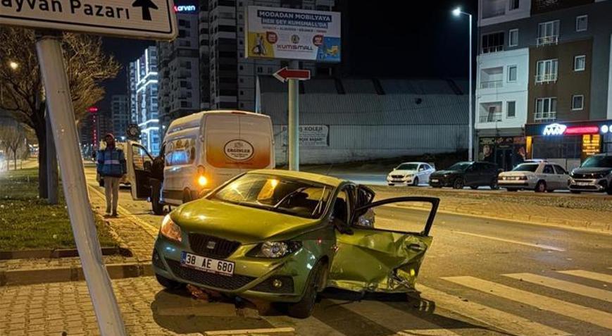 Kayseri’de feci kaza Otomobil ile ticari araç çarpıştı: 1 yaralı