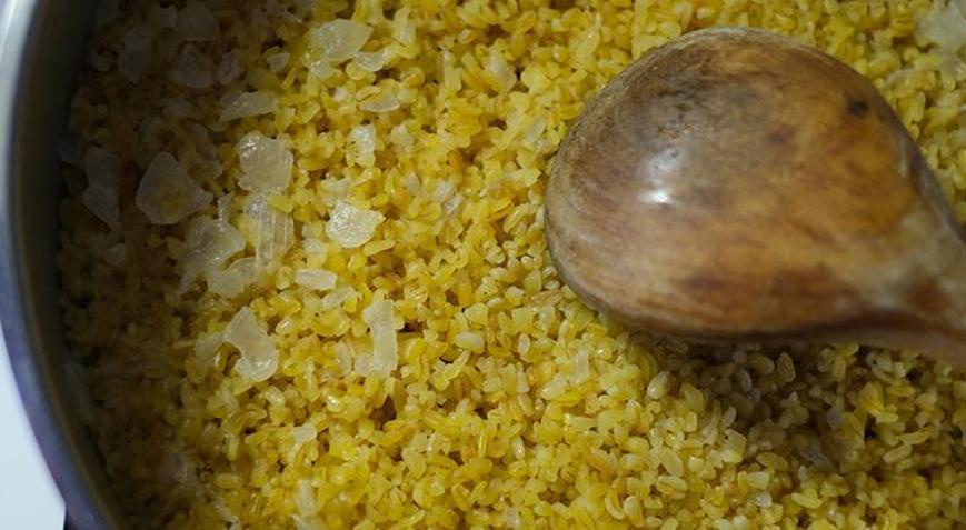 Tanesine bile kıyamayacaksınız: Bulgur pilavını lezzet bombasına dönüştüren o sır