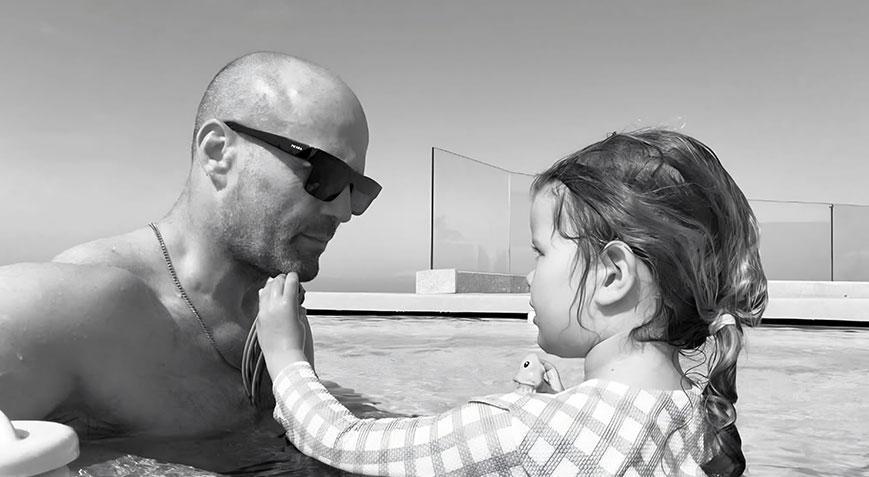 Jason Statham Antalya’da sonsuzluk havuzunda poz verdi