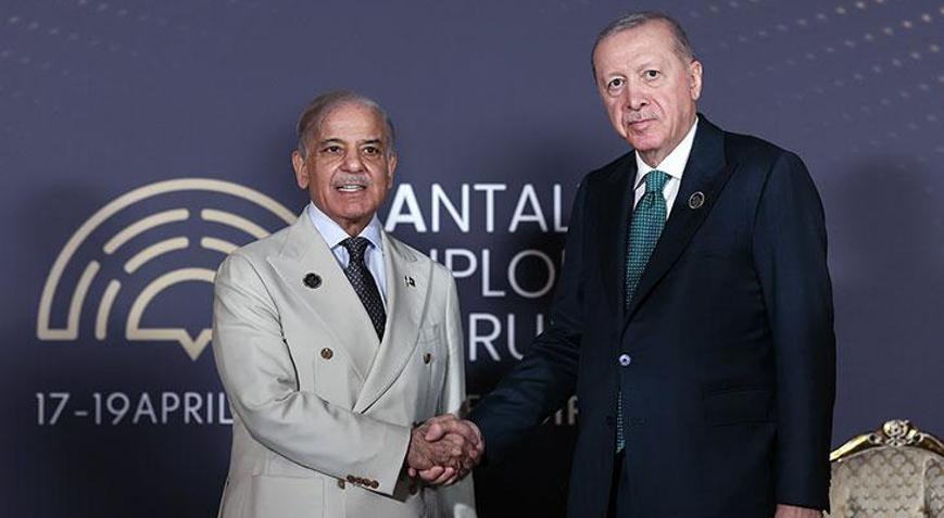Erdoğan, Pakistan Başbakanı ile görüştü