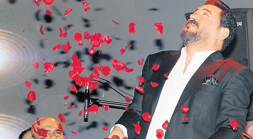 Yeni Cabaret İzmir’de ‘Gül Döktüm Yolları’na