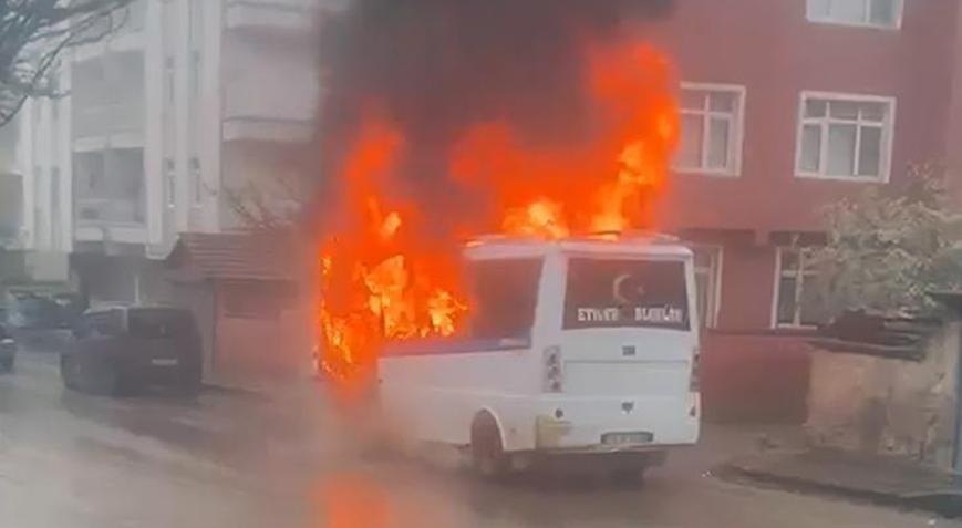 Kırıkkalede yolcu minibüsü alev alev yandı