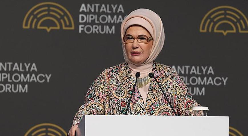 Emine Erdoğandan Filistinli çocukların eğitimi için çağrı