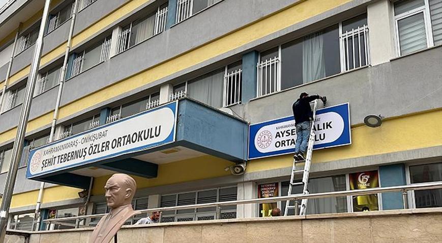 Saldırı sonrası yeni karar: Ayser Çalık Ortaokulunun tabelası, yeni binaya asıldı