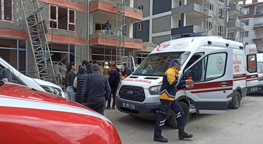 Ankarada inşaatta iskele bir anda çöktü 8 katlı binada korku dolu anlar: 1i ağır 3 yaralı