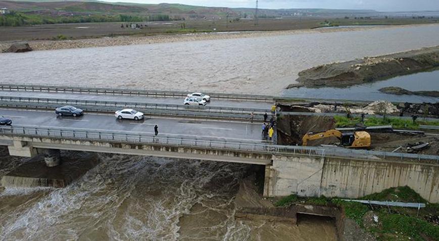 Batmanda çökme meydana gelen kara yolu ulaşıma kapatıldı