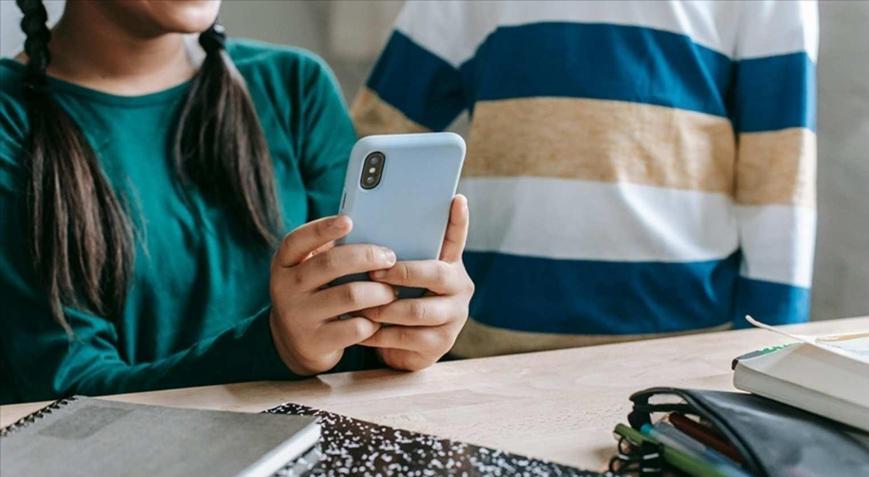 İngiltere, okullarda cep telefonu yasağını yasal hale getirecek Yasal bir zorunluluk