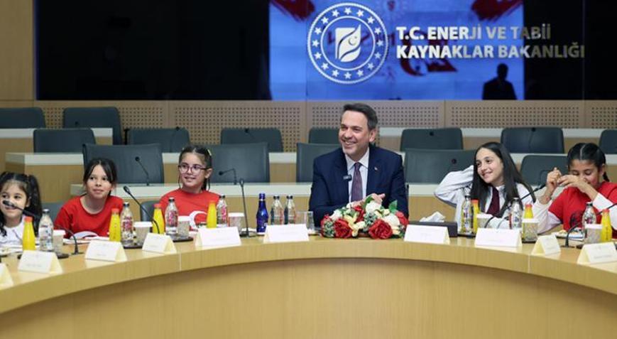 Bakan Bayraktar Enerji ve Madencilik resim yarışmasına katılan öğrencilerle buluştu