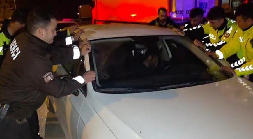 Polis sızan sürücüyü uyandırmak için aracı beşik gibi salladı