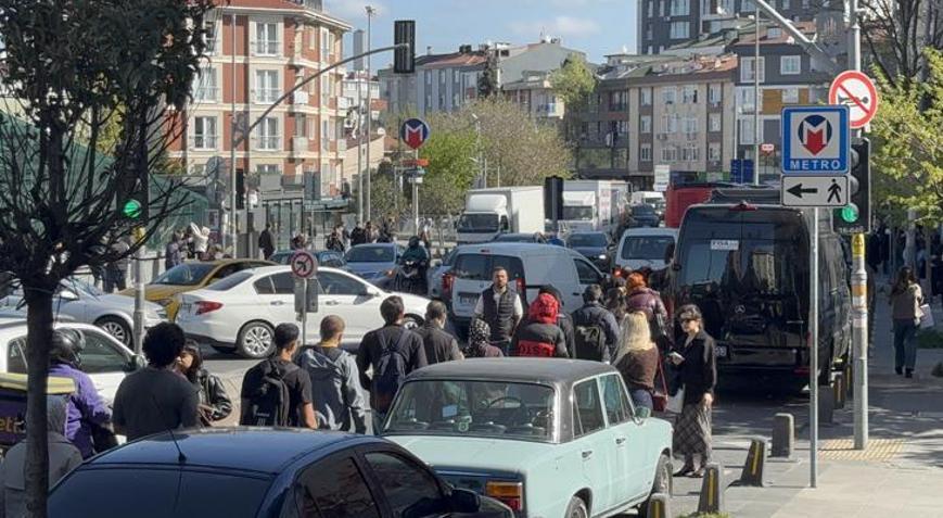 M7 Yıldız-Mahmutbey Metro Hattı’nda aksama Nurtepe’de uzun kuyruklar oluştu