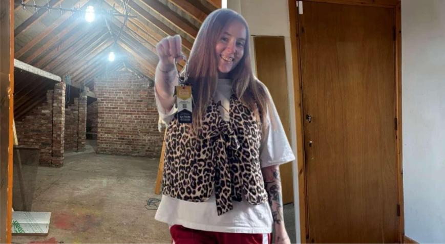 İlk kez ev sahibi olan kadın daireye girince şoku yaşadı Dört odalı diye almıştı, kilidi açınca gerçeği anladı