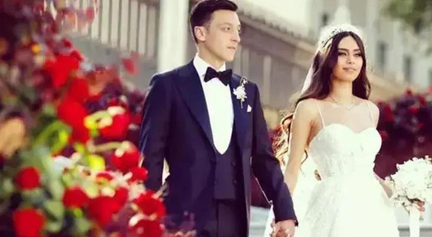Mesut Özilden Amine Gülşeye romantik kutlama: Ömrüm
