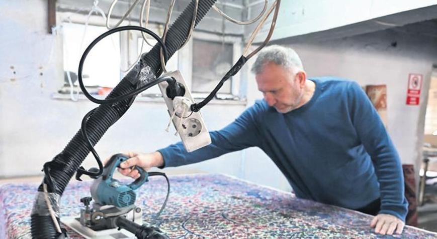 Demirci halısına araçlı rötuş
