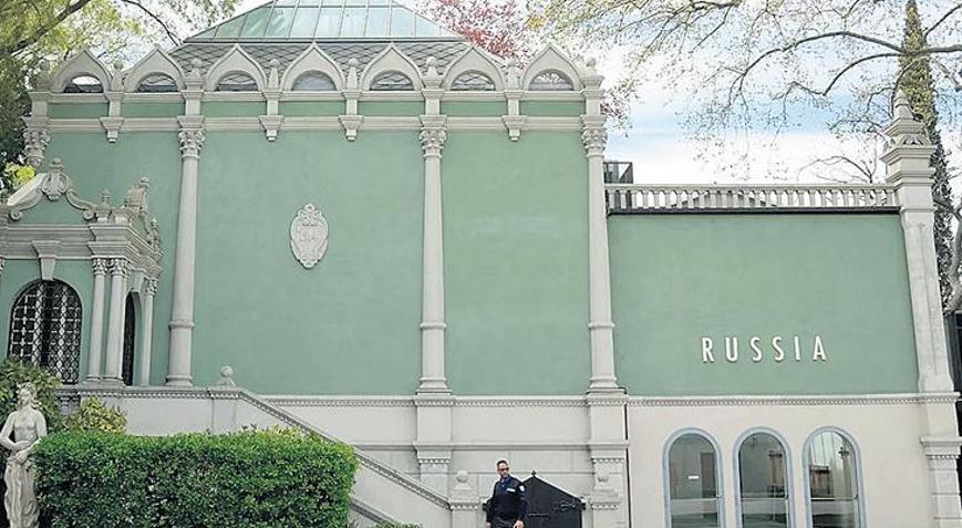 Venedik Bienali’nin jürisi istifa etti