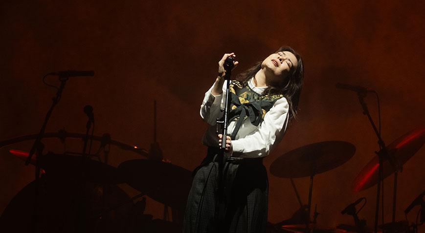 ABDli şarkıcı Mitski İstanbul’u büyüledi ‘Size karşı mahcup oluyorum’