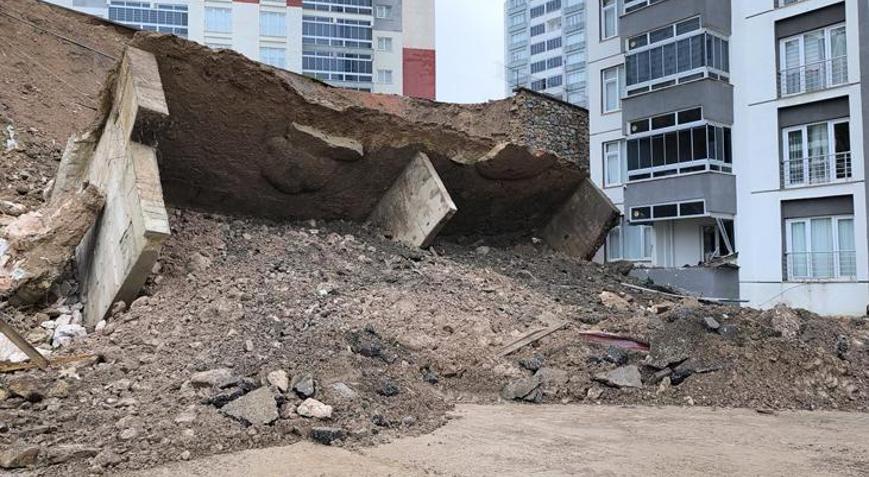 Tokat’ı sağanak vurdu, istinat duvarı çöktü Otomobil toprakla birlikte sürüklendi