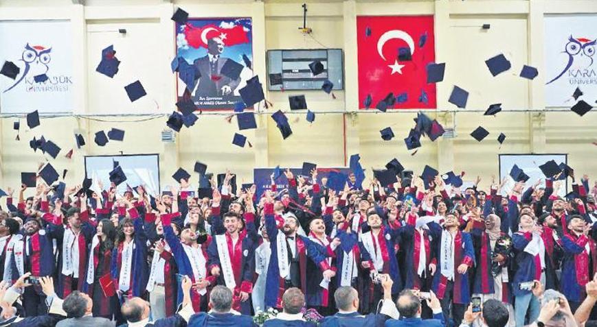 Anaokulundan üniversiteye… Kep attıran değil cep yakan tören