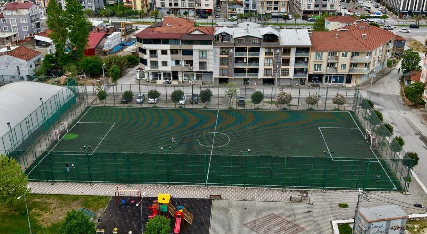 Gemlik’te halı sahalar yenilendi