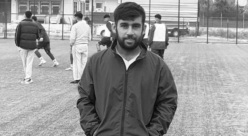 Arızalanan aracını kontrol etmek isterken otomobil çarptı Amatör futbolcu hayatını kaybetti