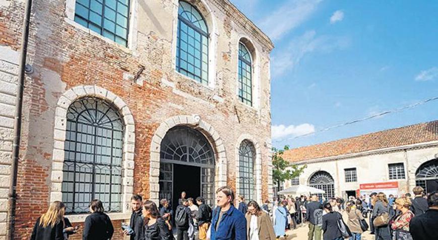 Venedik Bienali gündemden düşmüyor