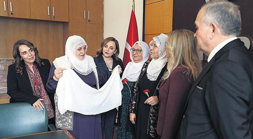 Barış Anneleri’nden Bahçeli’ye ‘beyaz tülbent’