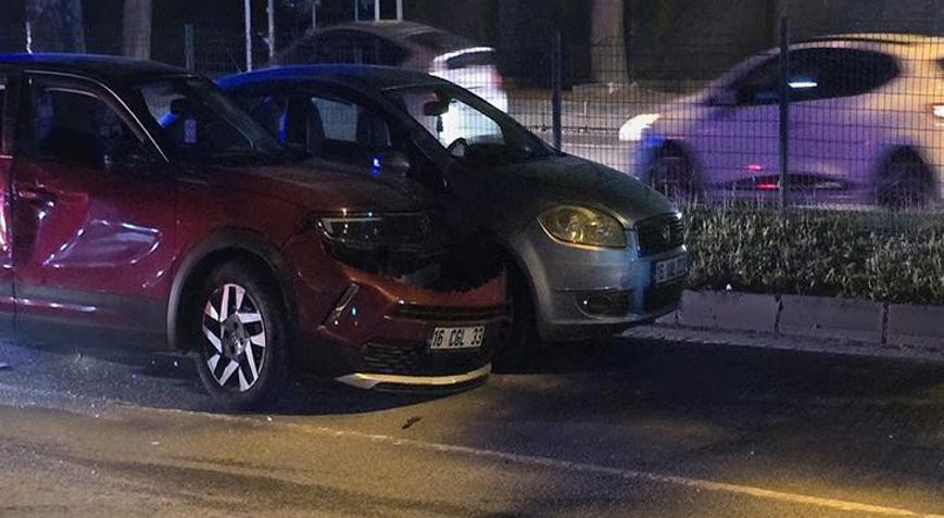 Bursada otomobil, kırmızı ışıkta bekleyen otomobile çarptı 3 yaralı