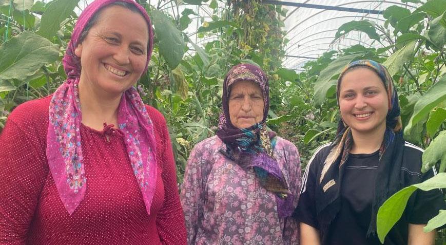 67 yaşındaki büyükanne, annesi ve torunu Üç kadın üç kuşaktır aynı işi yapıyor