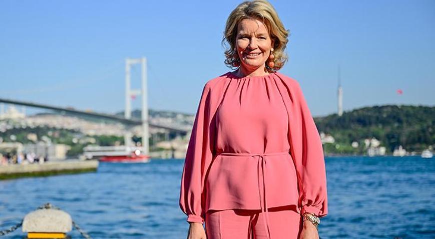 Belçika Kraliçesi Mathilde ve heyeti Ortaköyü gezip fotoğraf çektirdi
