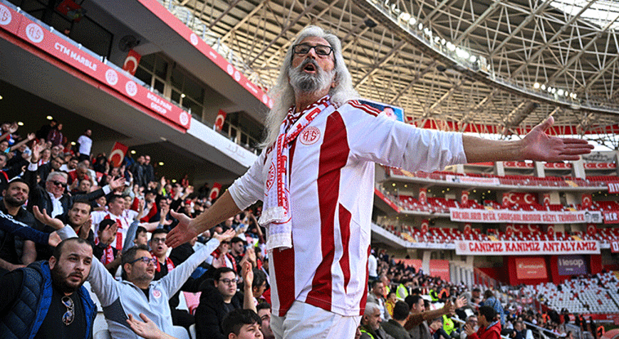 Tribünlerin Gandalf Dedesi Amigo Miloş Ömrünü kırmızı ve beyaz renklere adadı