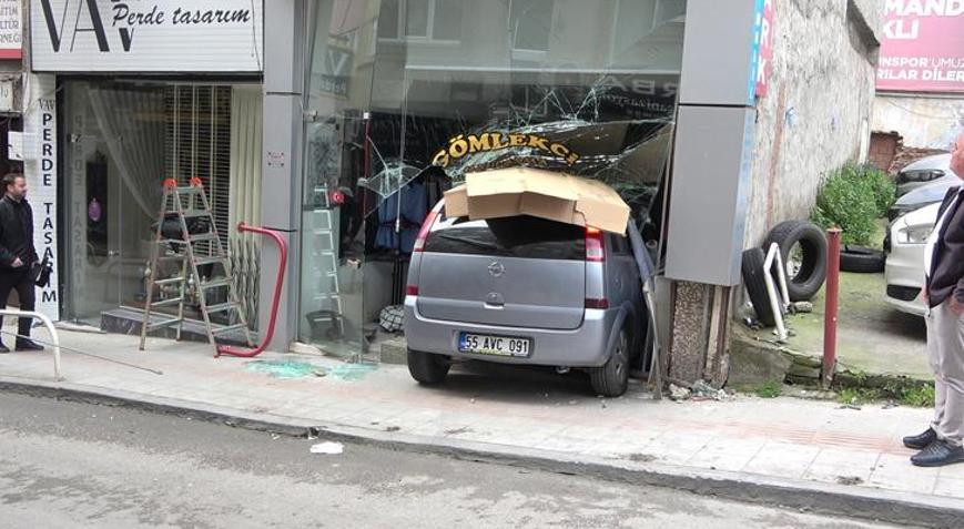 Samsun’da otomobil dükkana daldı Kontrolden çıkan araç terzinin camını paramparça etti