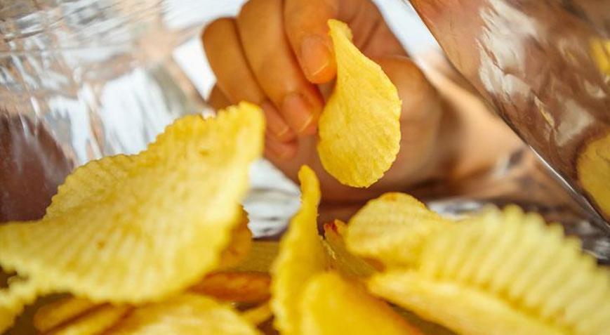 İran savaşı ünlü cips devini vurdu: Paketler siyah beyaza dönüyor