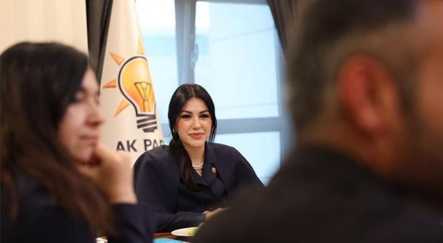 AK Partili Ayan gazetecilerle bir araya geldi