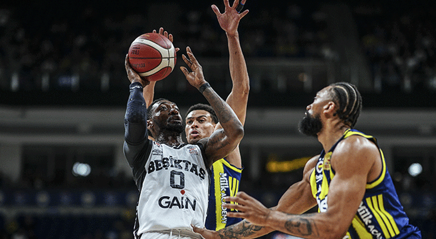 Basketbolda derbi maçında Beşiktaş, Fenerbahçeyi mağlup etti