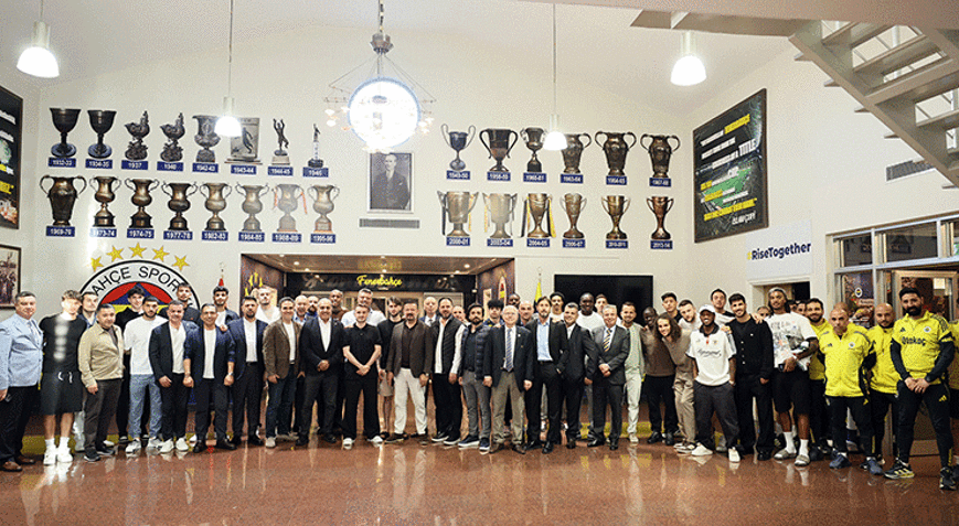 Fenerbahçede başkan Sadettin Saran, futbolcularla yemeğe katıldı