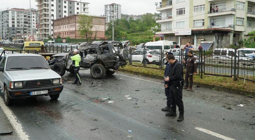 Karadeniz Sahil Yolu’nda can pazarı Takla atarak havalandı karşı şeritteki aracın üzerine çakıldı: 1 ölü, 7 yaralı