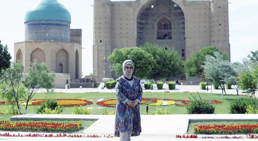 Emine Erdoğan, Türkistanda Hoca Ahmet Yesevi Türbesini ziyaret etti