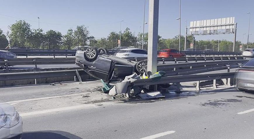 Küçükçekmecede otomobil bariyerlere çarparak takla attı