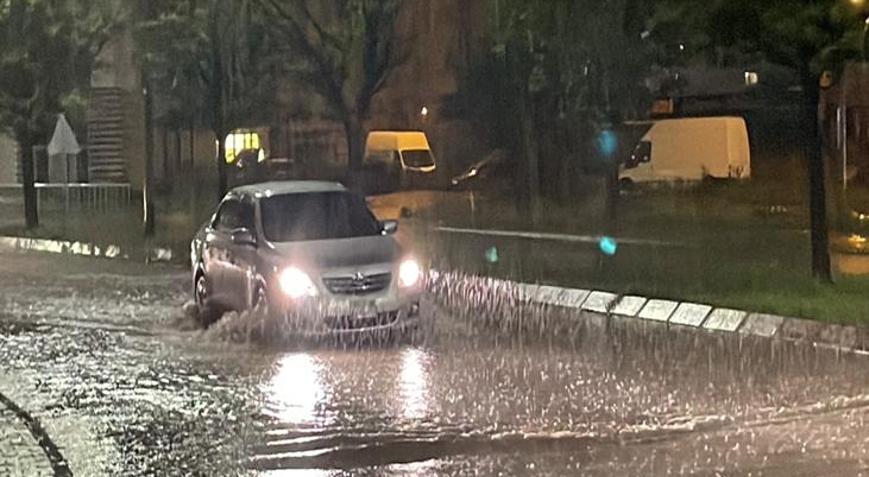 Meteoroloji uyarmıştı Kayseride sağanak yağış Yollar göle döndü