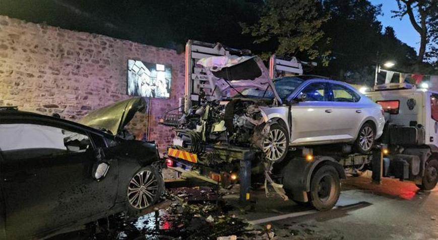 Beşiktaşta sabaha karşı kaza iki otomobil kafa kafaya çarpıştı: Yaralılar var