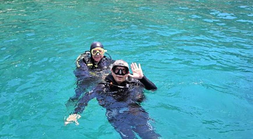 Antalya’da denizin altında alarm veren görüntü Vali Hulusi Şahin ilk kez dalış yaptı