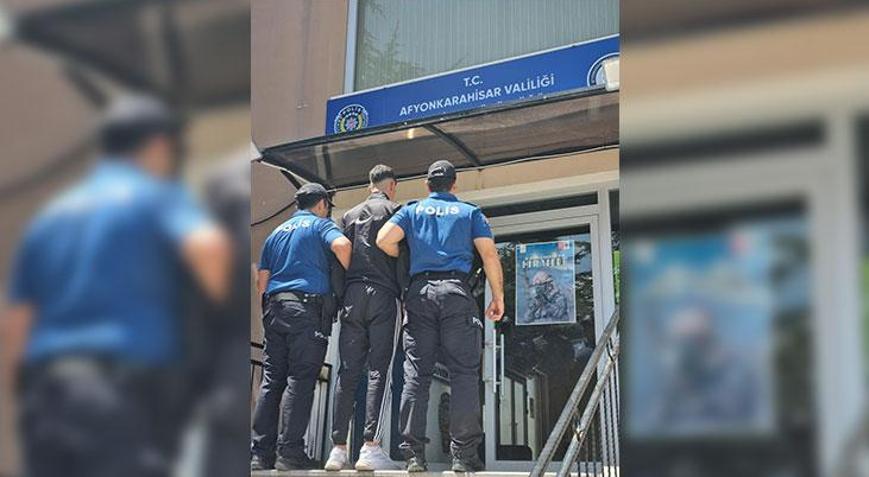 Afyonkarahisarda kavgayı ayırmak isteyenlerin üzerine bıçakla çullanmıştı Yakayı ele verdi