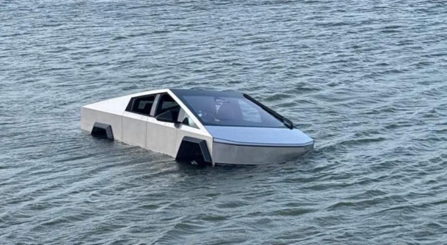 Suda gidiyor denen araç saniyeler içinde battı Teslanın özelliği çalışmadı, sürücü gözaltına alındı