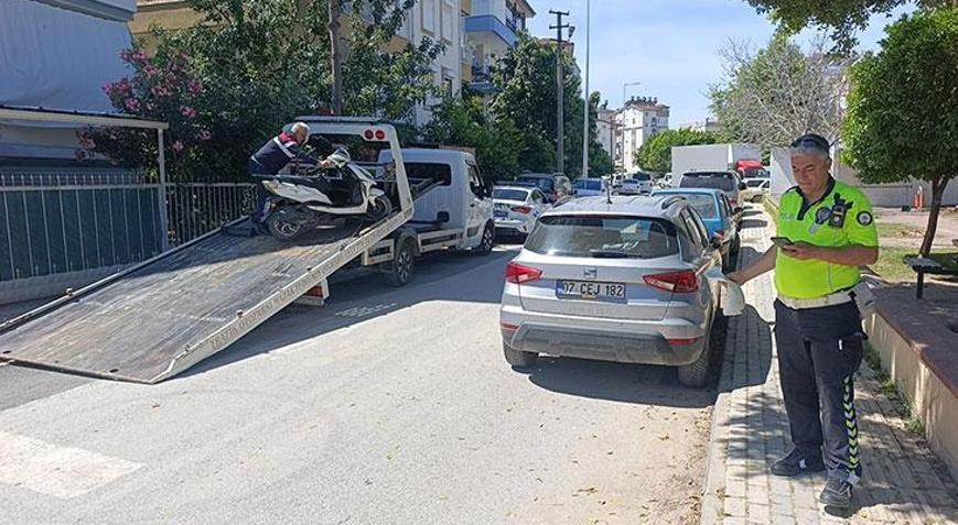 Antalyada okul önündeki motosikletli akrobasi pahalıya patladı Ehliyetsiz sürücüye ceza yağdı