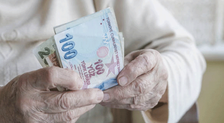 GÖZLER BANKA HESAPLARINDA ❗ Emekli maaşı günü 25 - 26 Mayıs olanların aylıkları ve ikramiyeleri bugün yattı mı, ne zaman yatacak || Emekli maaşları ayın kaçında yatacak 2026 Mayısın emekli maaşı kimlere, hangi günler ödendi