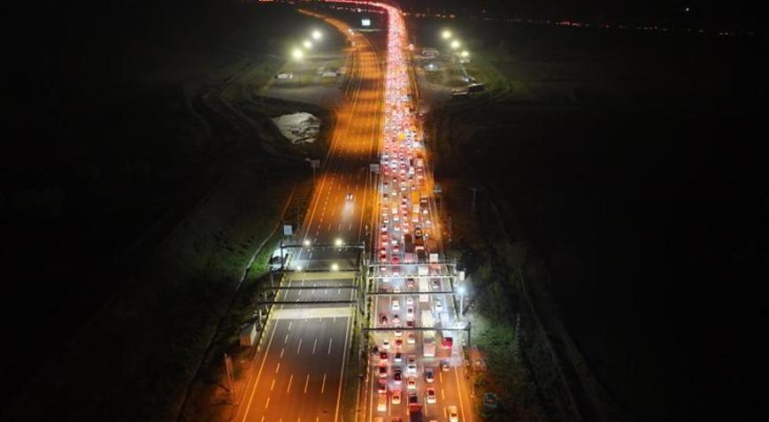 Havadan görüntülendi Büyük göç başladı; bazı noktalarda trafik durma noktasına geldi