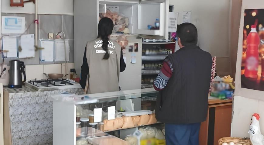 Gemlik’te hijyen ihlali tespit edilen market mühürlendi